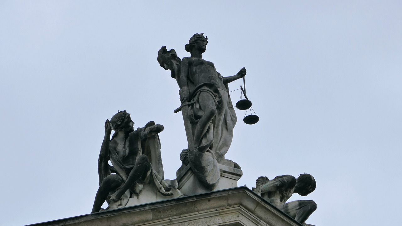 entdecken sie die neuesten entwicklungen, konzepte und perspektiven zur gerechtigkeit. tauchen sie ein in die welt der rechtsphilosophie und erfahren sie mehr über die bedeutung der gerechtigkeit in der gesellschaft.