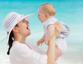 entdecken sie unsere hochwertigen babytragetaschen, die komfort und sicherheit für sie und ihr baby bieten. ideal für unterwegs, mit durchdachtem design für einfachen gebrauch und ein angenehmes tragegefühl.