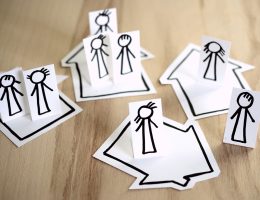 entdecken sie die vielseitigkeit von familieninteraktionen: bedeutung, herausforderungen und strategien für harmonische beziehungen im familienleben.